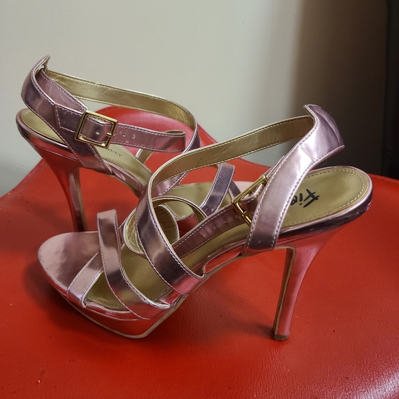 Shoes - Picture 3 of 4